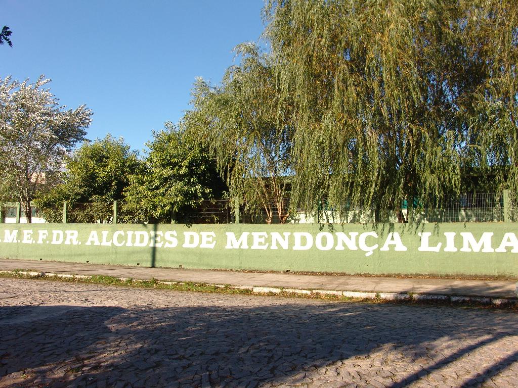 Foto da E.M.E.F. Dr. Alcides de Mendonça Lima